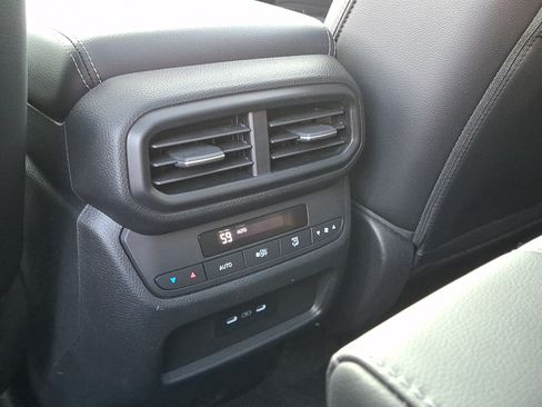 Used 2024 Honda Pilot Touring image 11