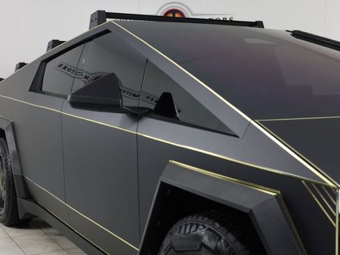 Used 2024 Tesla Cybertruck AWD Crew Cab image 37