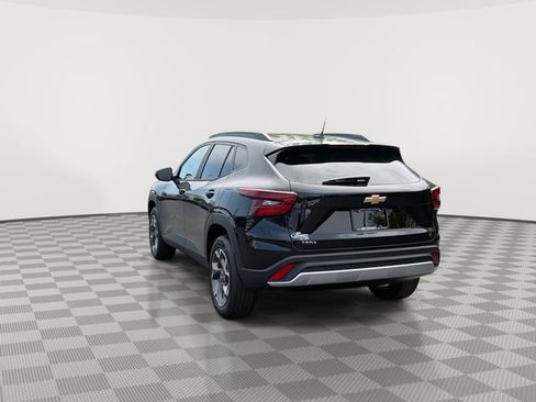 Certified 2025 Chevrolet Trax LT w/ LT Convenience Package FWD image 8