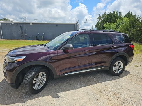 Used 2022 Ford Explorer XLT w/ Equipment Group 202A AWD/4WD image 8