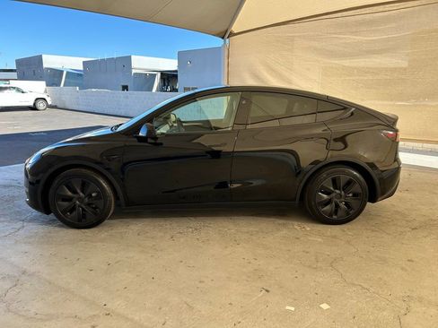Used 2025 Tesla Model Y Long Range image 9