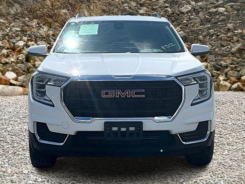 Used 2023 GMC Terrain SLE w/ Driver Convenience Package image 3