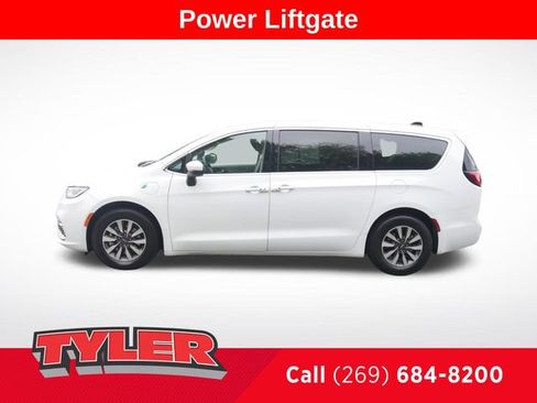 Used 2023 Chrysler Pacifica Touring-L FWD image 4