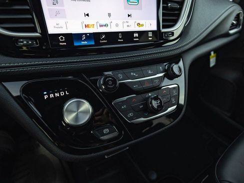 New 2026 Chrysler Pacifica Select image 13