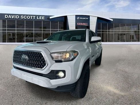 Used 2018 Toyota Tacoma TRD Sport w/ TRD Premium Sport Package RWD image 2