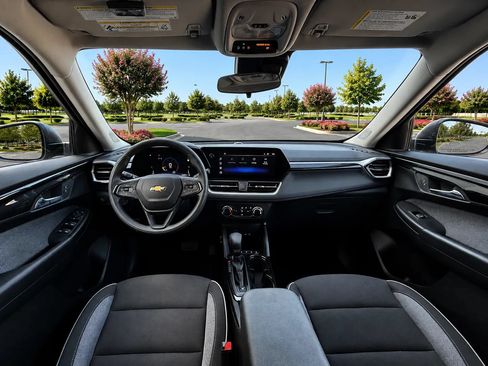 Used 2025 Chevrolet TrailBlazer LS w/ LS Convenience Package FWD image 9