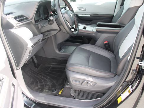 Used 2021 Toyota Sienna XSE w/ XSE Plus Package AWD/4WD image 11