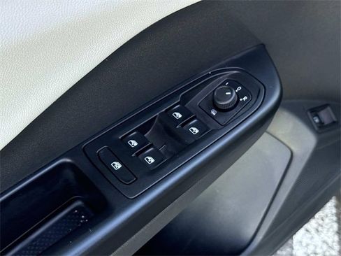 Used 2022 Volkswagen Taos SE image 24