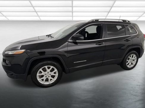 Used 2017 Jeep Cherokee Latitude w/ Comfort & Sound Group AWD/4WD image 4