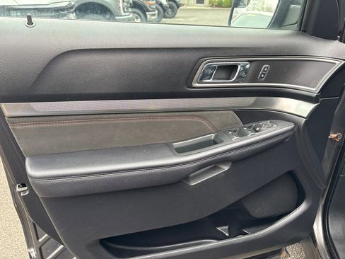 Used 2018 Ford Explorer XLT w/ Equipment Group 202A image 12