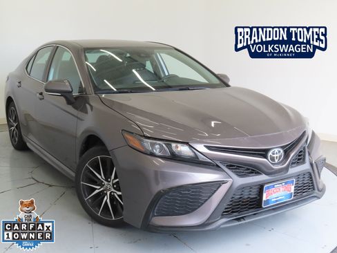 Used 2024 Toyota Camry SE image 1