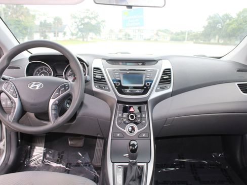 Used 2014 Hyundai Elantra SE w/ Option Group 02 FWD image 13