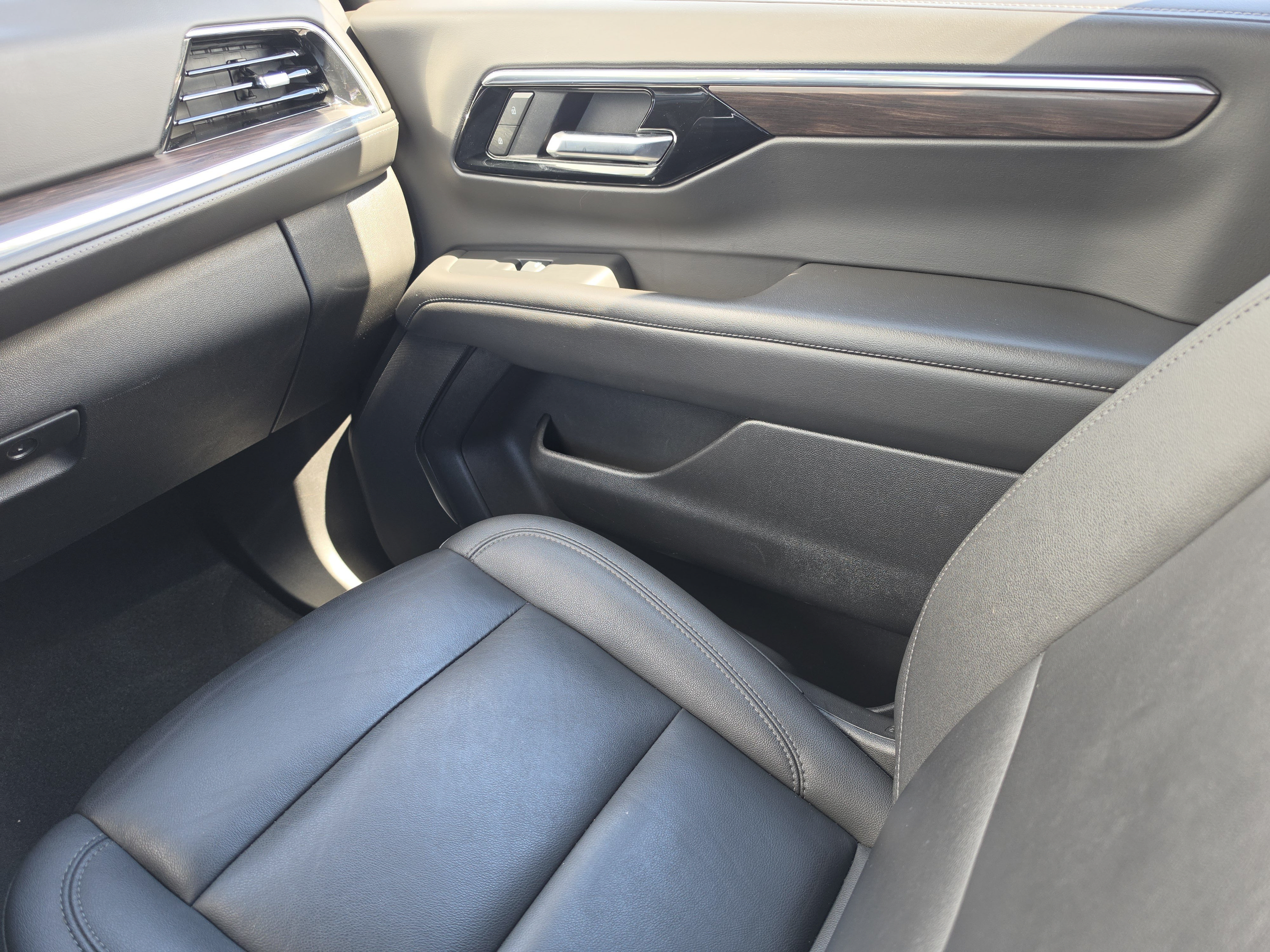 Used 2025 Chevrolet Suburban LT RWD image 22
