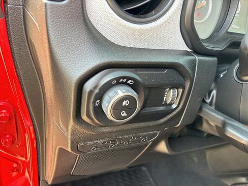 Used 2025 Jeep Gladiator Sport image 18