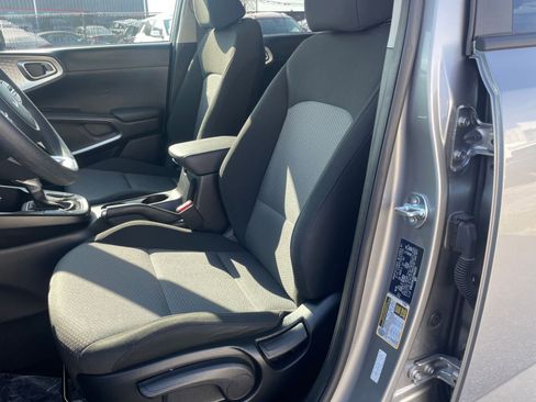 Used 2025 Kia Soul LX w/ LX Technology Package image 24