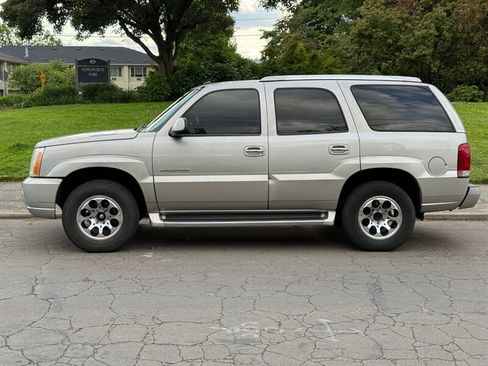 Used 2004 Cadillac Escalade AWD image 2