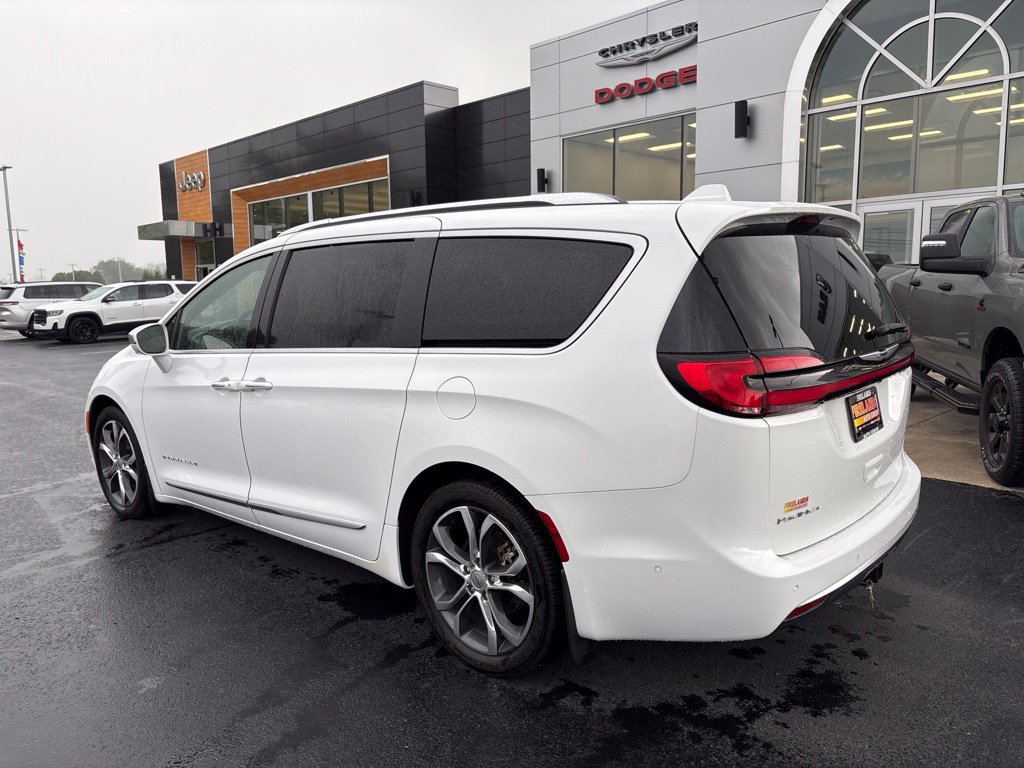 Used 2022 Chrysler Pacifica Pinnacle FWD image 3