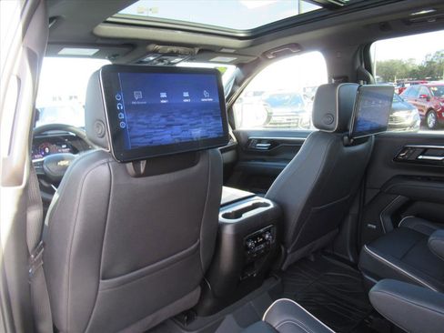 Used 2025 Chevrolet Suburban Premier image 19