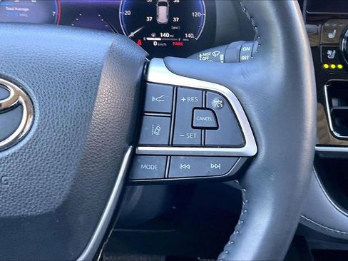 Used 2023 Toyota Highlander Platinum FWD image 32