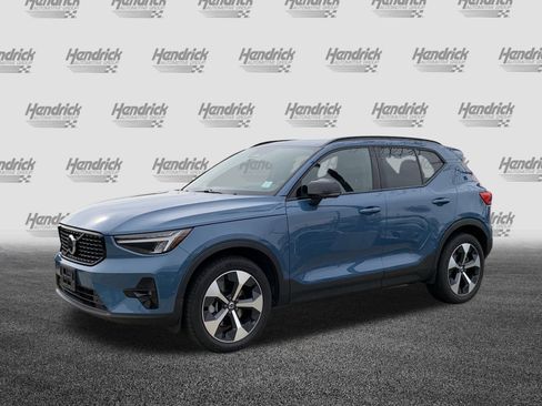 Used 2025 Volvo XC40 B5 Plus image 5