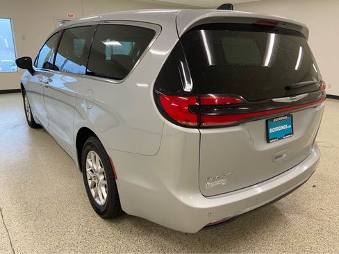 Used 2024 Chrysler Pacifica Touring-L FWD image 10