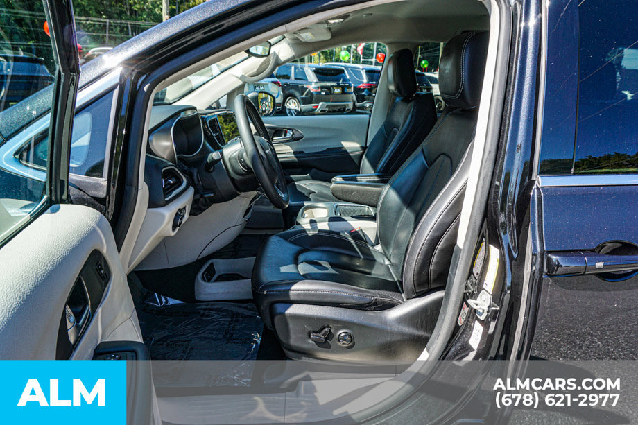 Used 2023 Chrysler Pacifica Touring-L FWD image 18