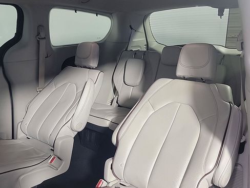Used 2019 Chrysler Pacifica Limited FWD image 18