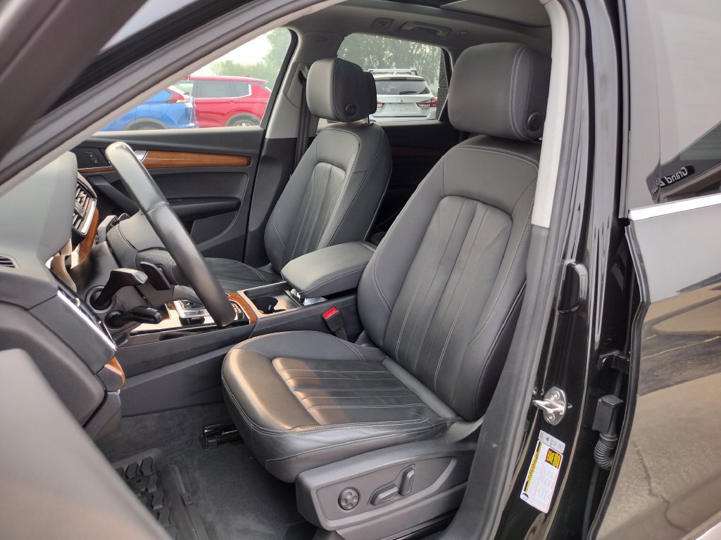 Used 2023 Audi Q5 2.0T Premium w/ Convenience Package AWD/4WD image 2