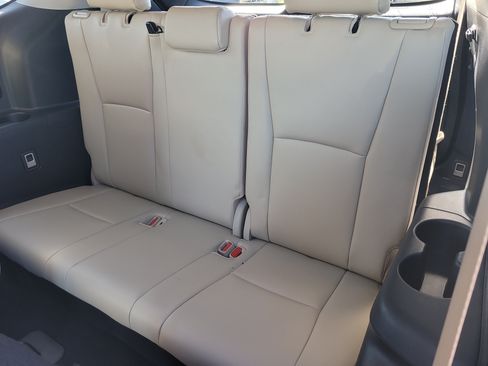 Used 2022 Toyota Highlander XLE FWD image 12