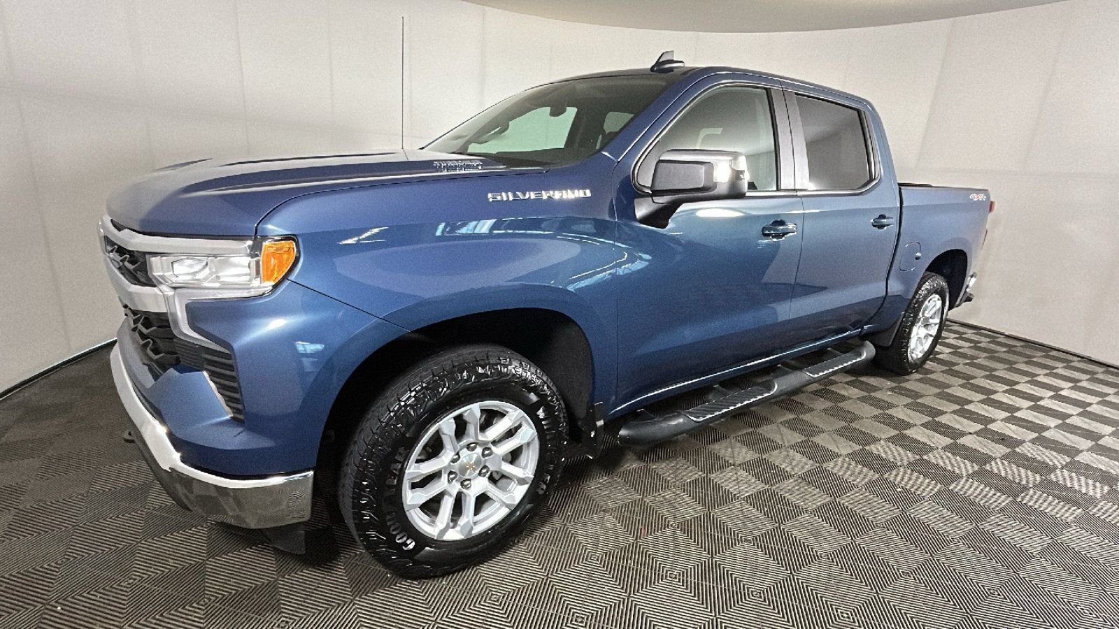 Used 2024 Chevrolet Silverado 1500 LT AWD/4WD image 7