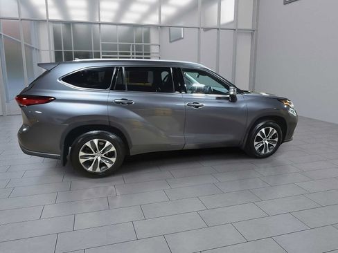 Used 2022 Toyota Highlander XLE AWD/4WD image 9