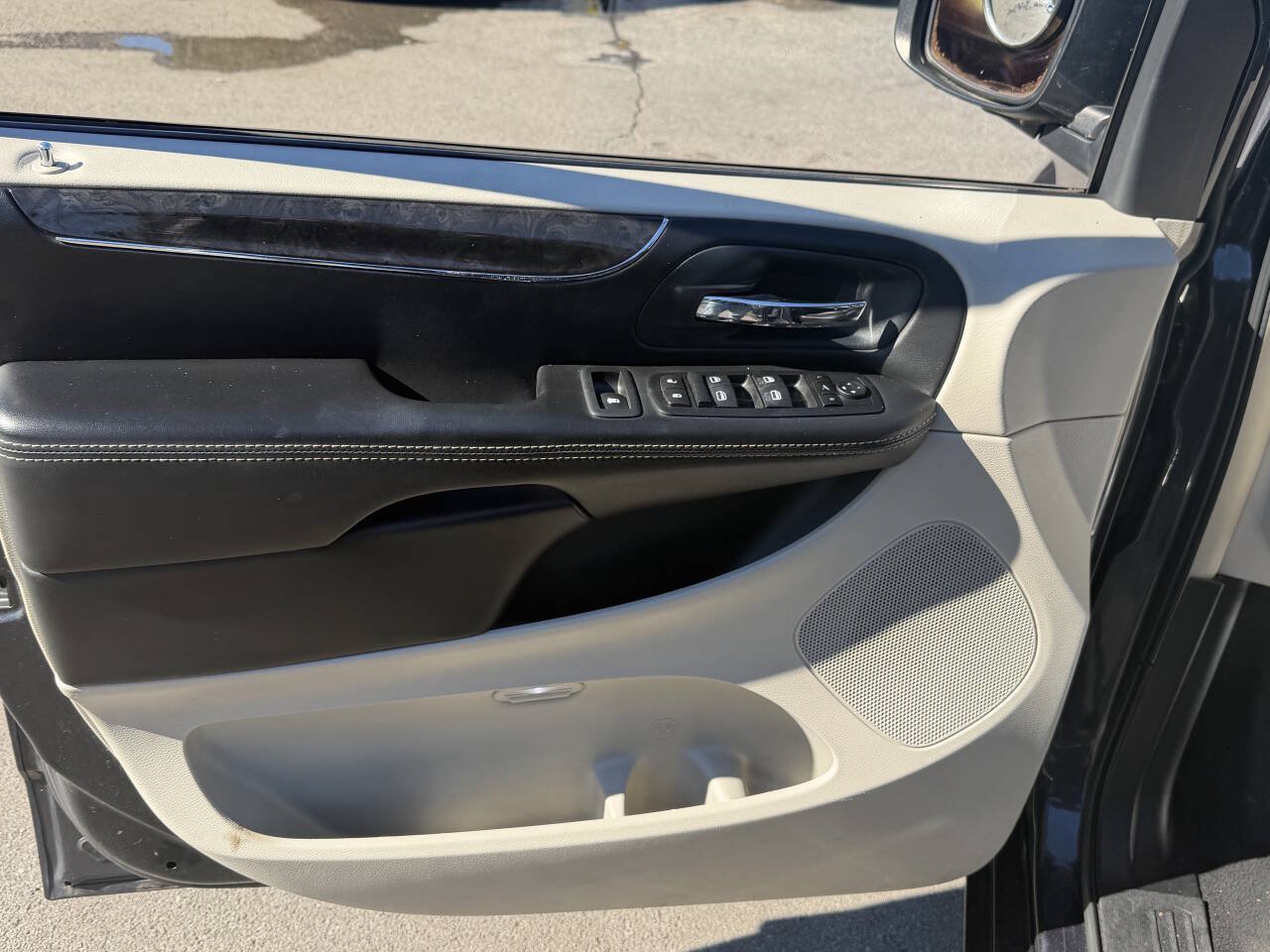 Used 2013 Chrysler Town & Country Touring-L w/ Driver Convenience Group FWD image 9