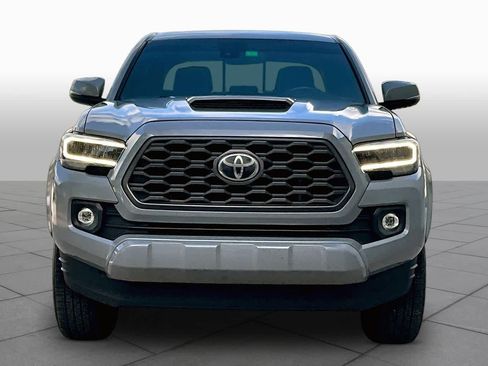 Used 2020 Toyota Tacoma TRD Sport w/ TRD Premium Sport Package AWD/4WD image 3