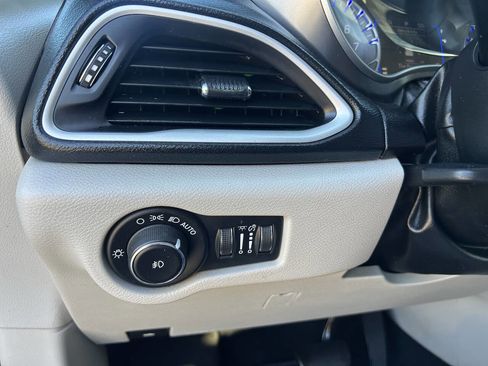 Used 2020 Chrysler Pacifica Touring-L image 47