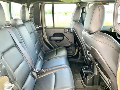 Used 2025 Jeep Gladiator Mojave w/ Convenience Group AWD/4WD image 24