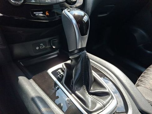 Used 2020 Nissan Rogue SV AWD/4WD image 16