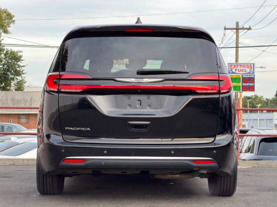 Used 2024 Chrysler Pacifica Touring-L FWD image 5