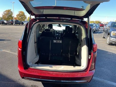 Used 2020 Chrysler Pacifica Touring-L image 10