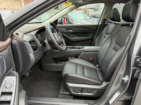 Used 2023 Nissan Rogue SV w/ SV Premium Package image 18