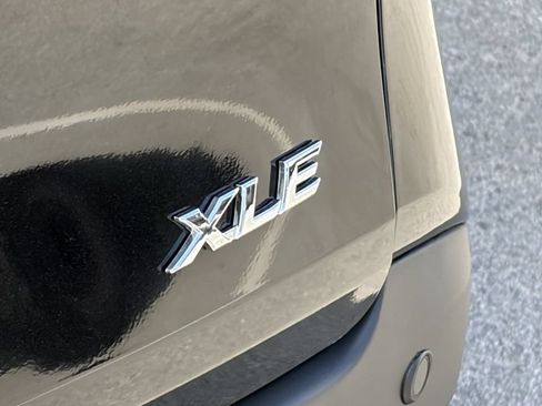 Used 2026 Toyota Sienna XLE FWD image 6