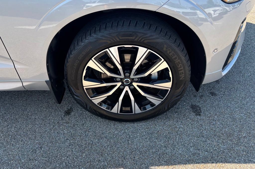 Certified 2024 Volvo XC60 B5 Plus w/ Climate Package AWD/4WD image 33