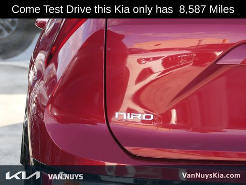 Used 2025 Kia Niro EX Touring image 4