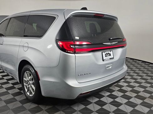 Used 2023 Chrysler Pacifica Touring-L image 13