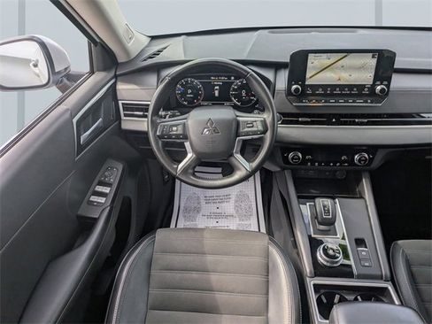 Used 2024 Mitsubishi Outlander SE image 17