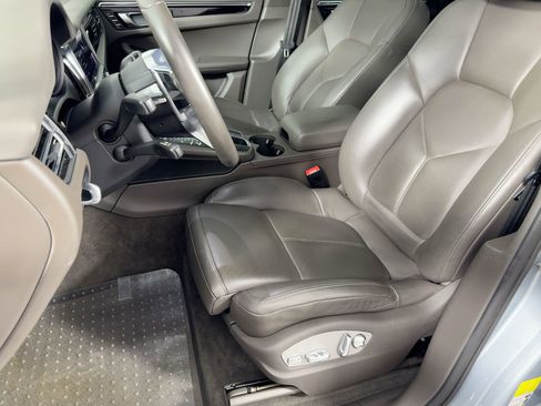 Certified 2020 Porsche Macan image 5