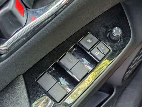 Used 2022 Toyota Prius FWD image 25