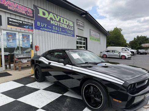 Used 2013 Dodge Challenger R/T w/ Sound Group II RWD image 3