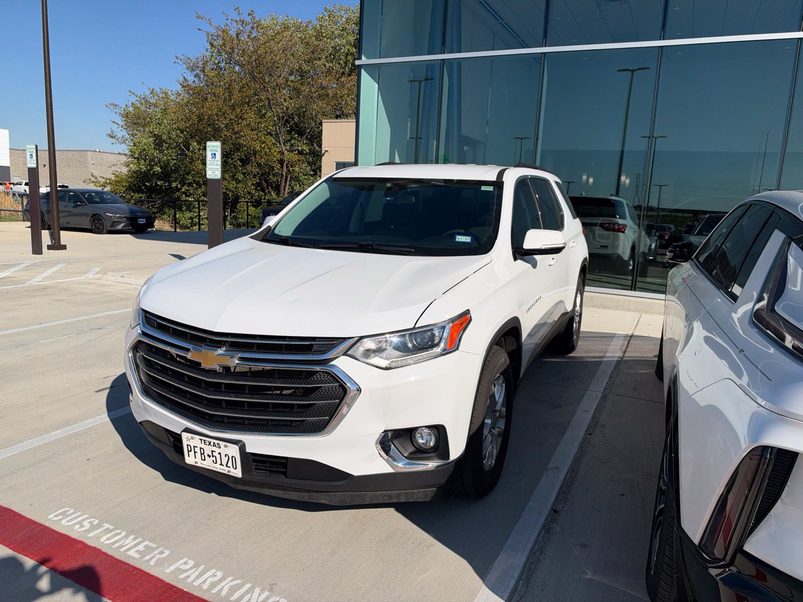Used 2020 Chevrolet Traverse LT FWD image 2