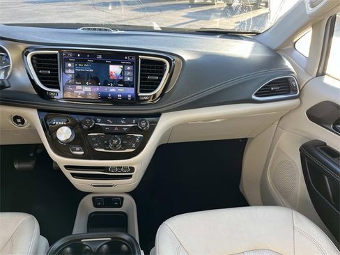 Used 2021 Chrysler Pacifica Touring-L image 13