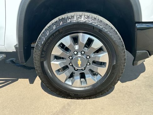 Used 2024 Chevrolet Silverado 2500 Custom w/ Custom Value Package image 10